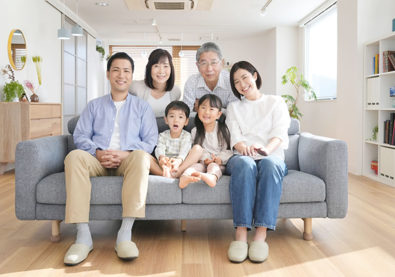 お墓について話し合う家族
