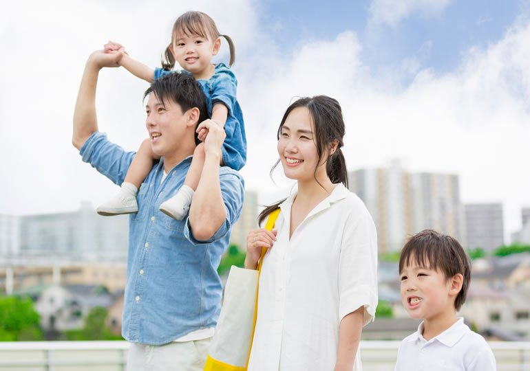 笑顔で外を散歩する親子