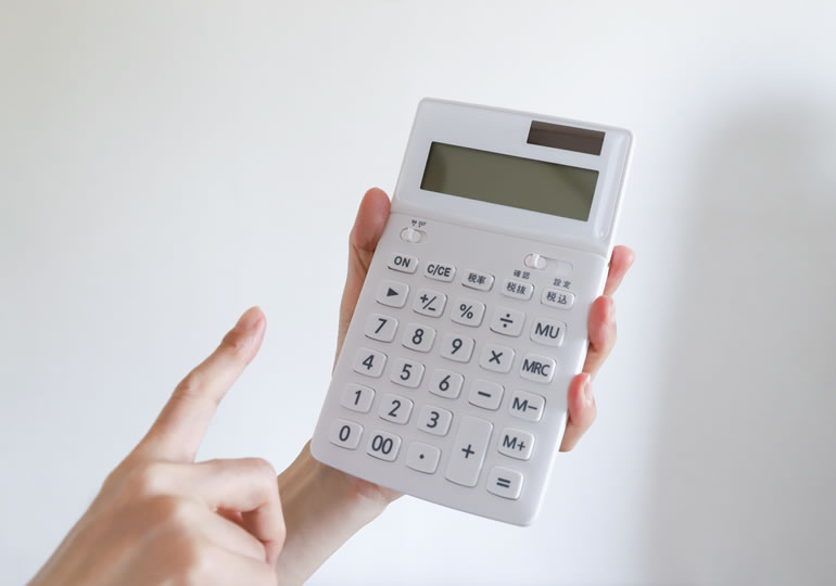 海洋散骨費用を計算する女性