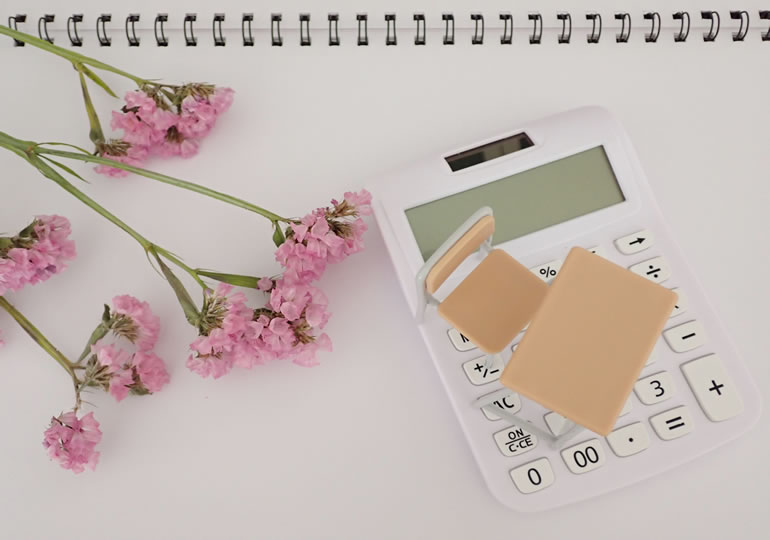 ピンクの花束と計算機