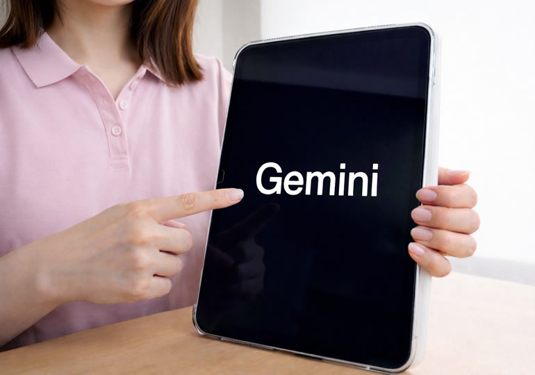 ジェミニを指さす女性