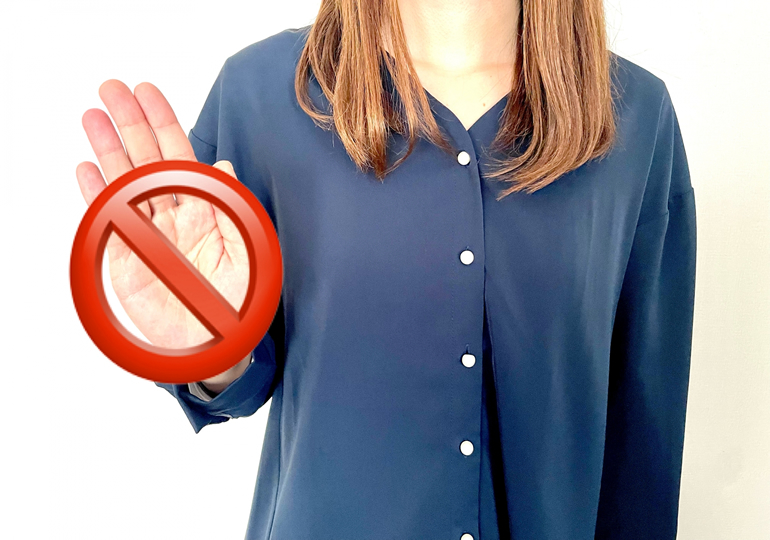 散骨できない場所を説明する女性