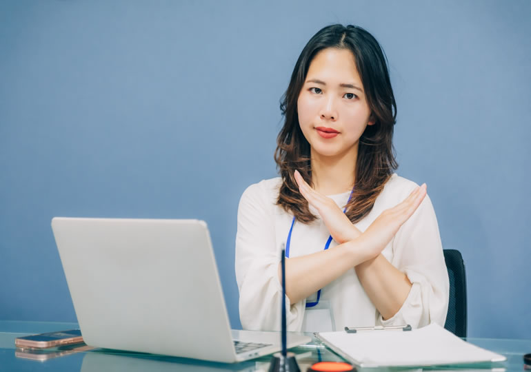 散骨は原則禁止と説明する女性