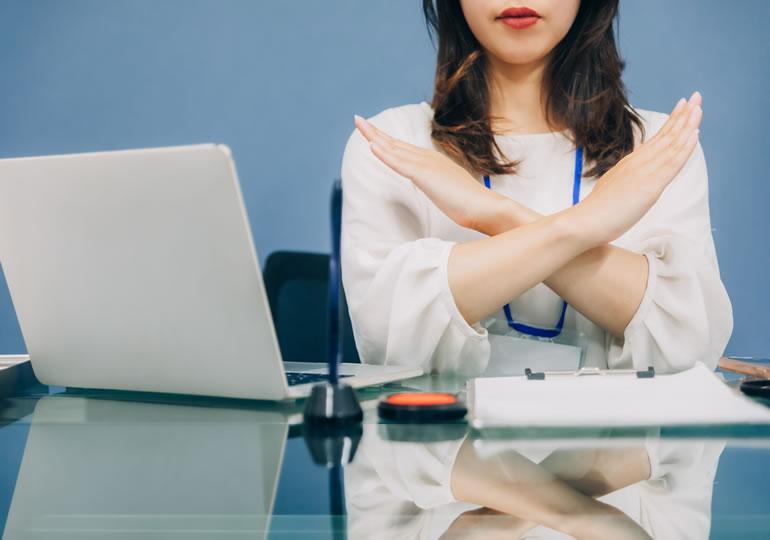 遺骨処分の法的リスクを説明する女性