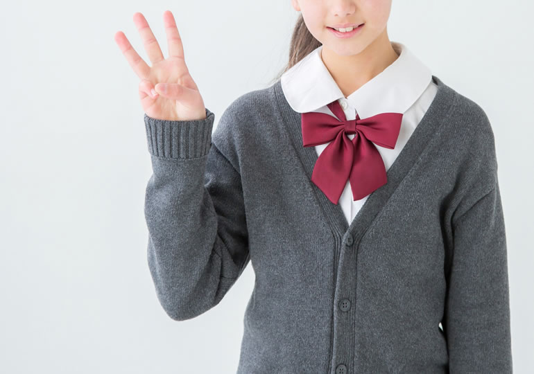 3本指を立てる女の子