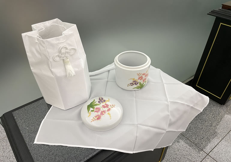 東日本では支流の6寸の骨壺