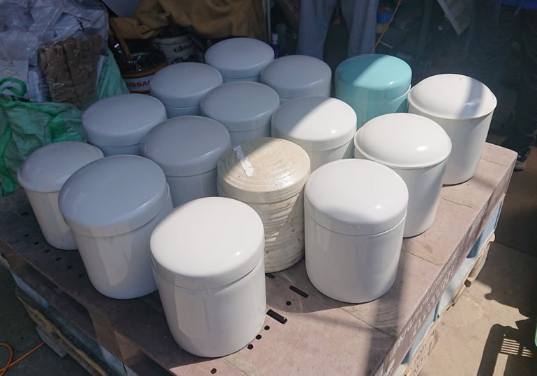 廃棄される大量の骨壺