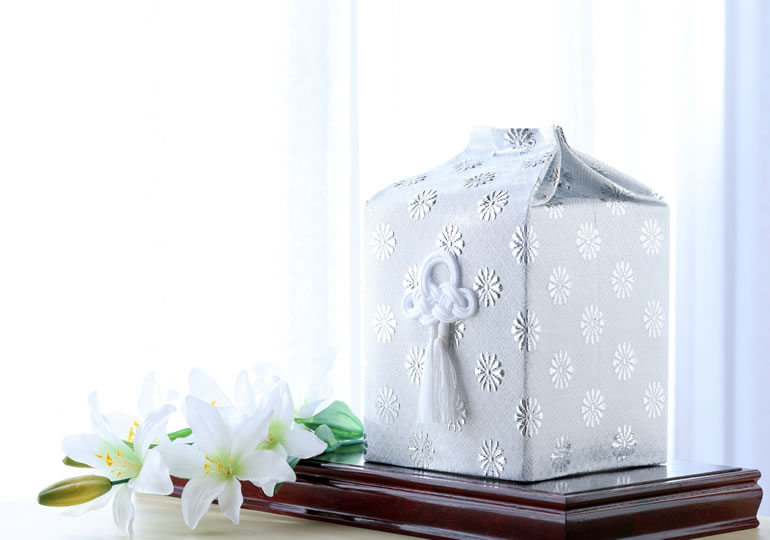 納骨堂から取り出された骨壺