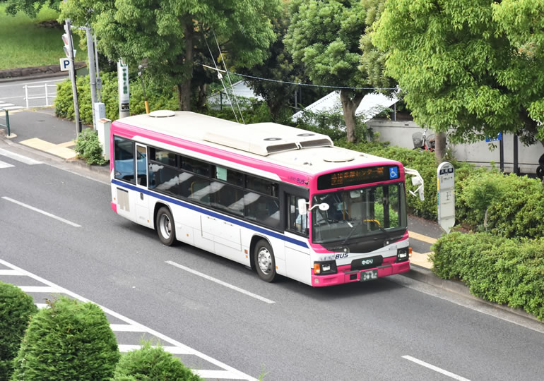 霊園前のバス停に停まる市営バス