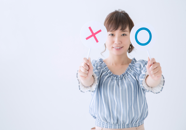 海洋散骨の合法性を説明する女性