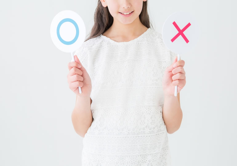 遺骨処分の方法を説明する女性