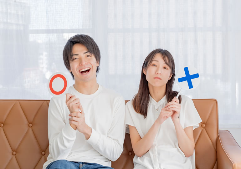 永代供養のメリットデメリットを説明する男女