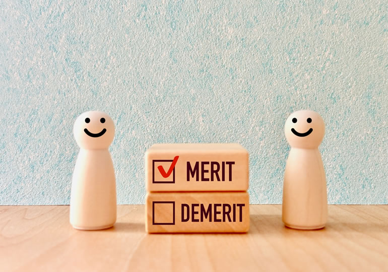 生前戒名のメリットを説明する人形