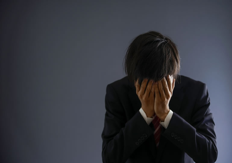 犯罪者の遺骨の散骨について考える男性