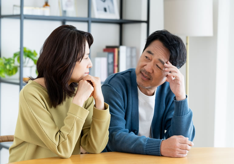 地方にある実家のお墓について悩む高齢夫婦