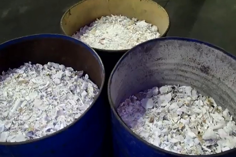 ドラム缶に入った大量の遺骨