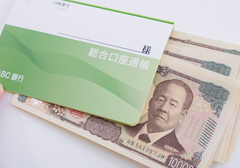 貯金通帳と1万円札