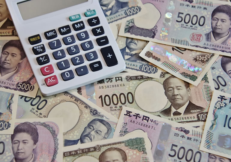 沢山の日本の新札と計算機の画像