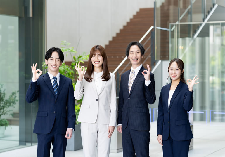 生活保護受給者に海洋散骨の説明をする福祉職員