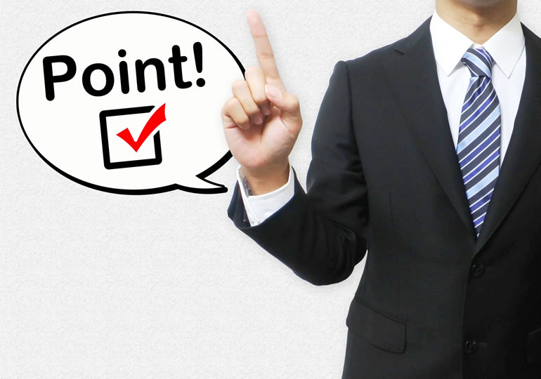 合祀後の遺骨について説明するスーツ姿の男性