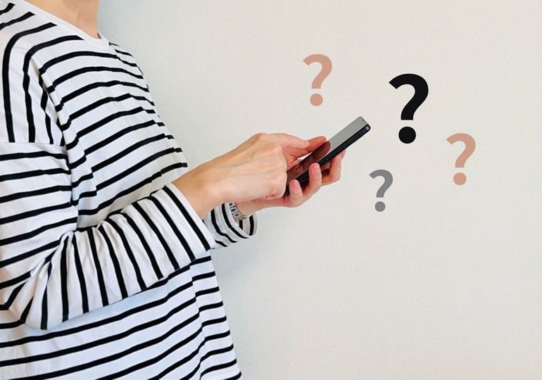 スマートホンで散骨業者の場所を調べる女性