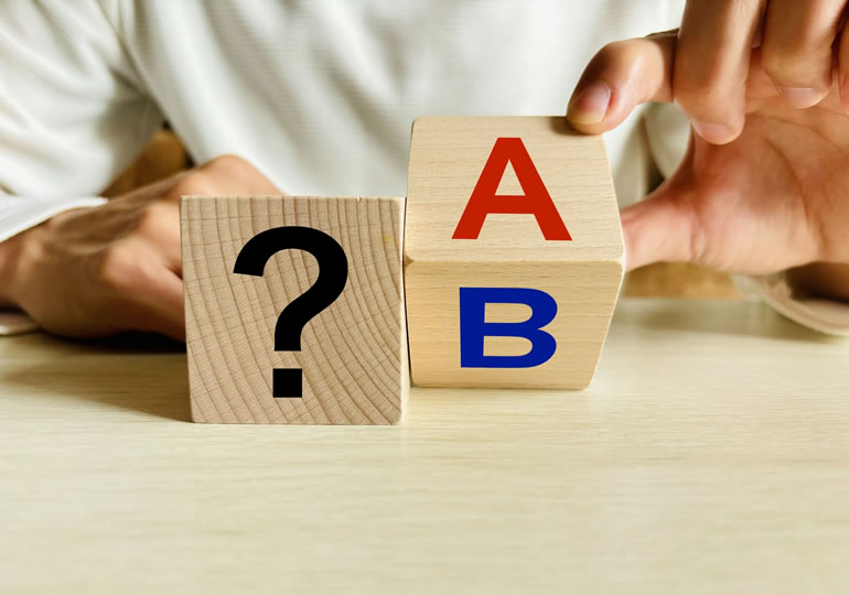 遺骨を守るための説明をする男性