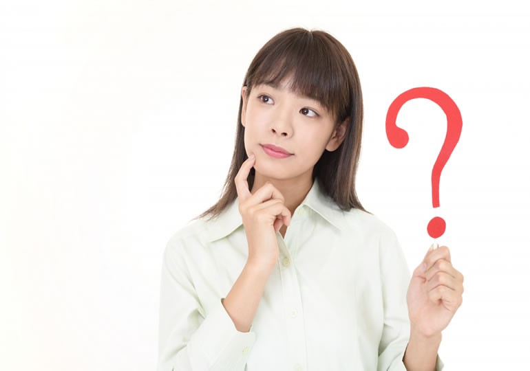 遺骨の結晶を不思議に思っている女性