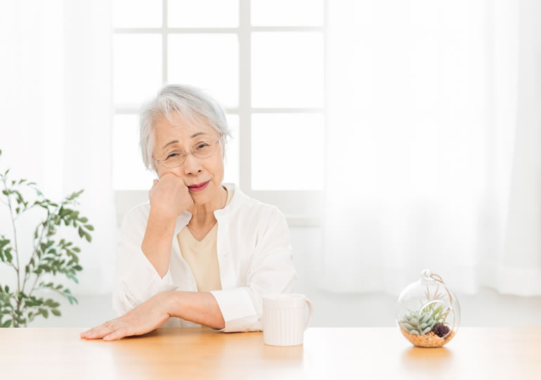 終活に悩む高齢女性