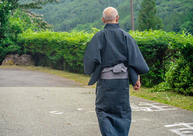 浴衣姿で散歩をする高齢男性