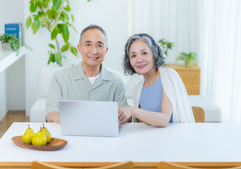 リビングでくつろぐ高齢夫婦