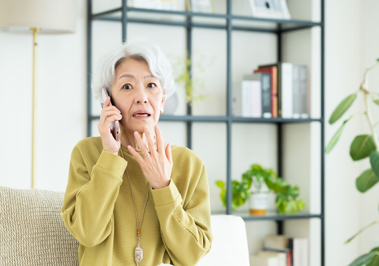 遺骨引取り依頼の電話に驚く高齢女性