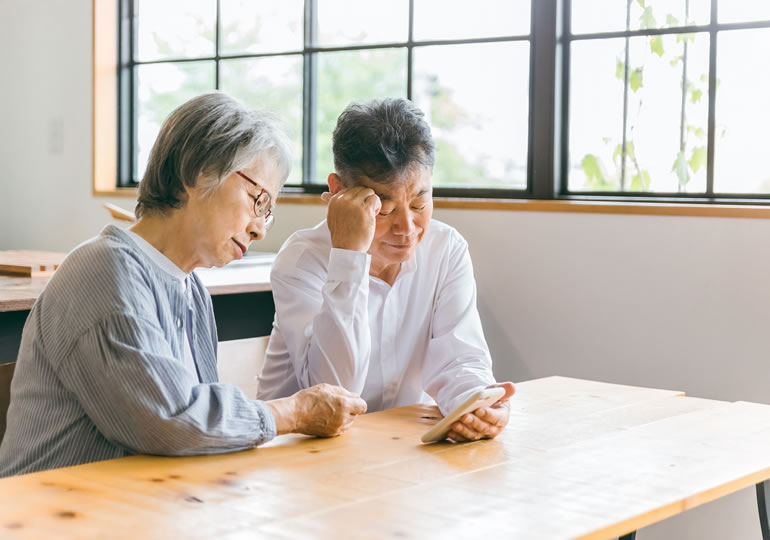オンライン葬儀について話し合う夫婦