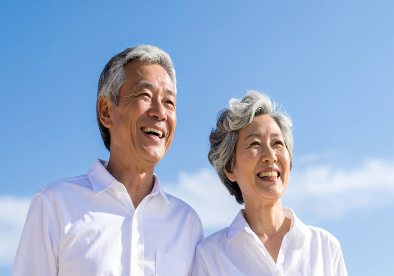 海洋散骨の生前予約をして笑顔の高齢夫婦