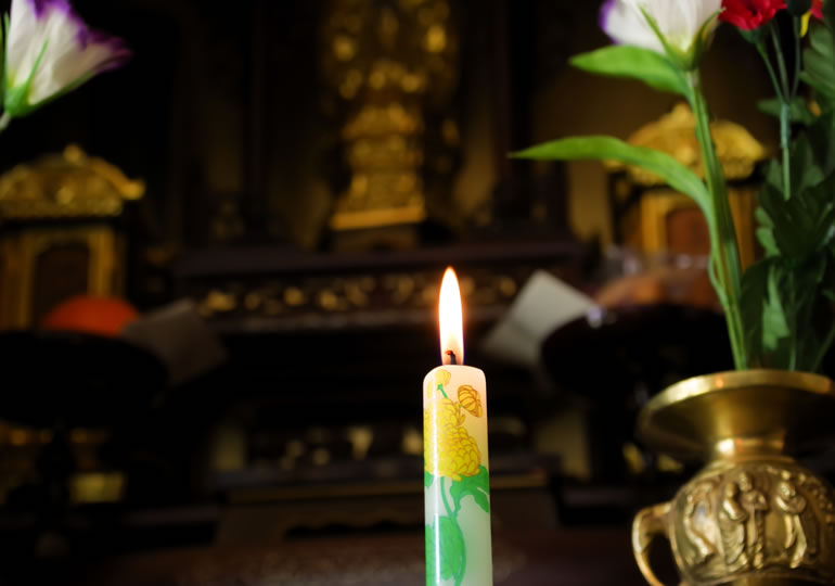 仏壇に添えられたロウソク