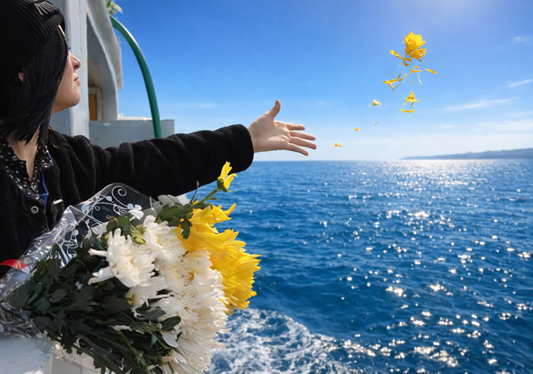 海面に献花を撒く女性