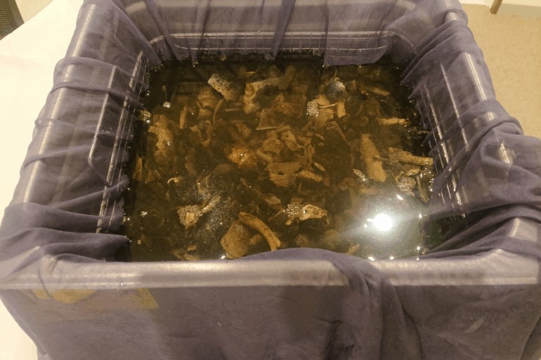 超音波洗浄機に遺骨を入れて洗浄する準備画像