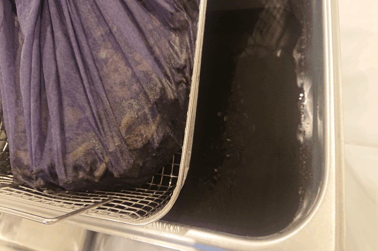 超音波洗浄して汚れた水