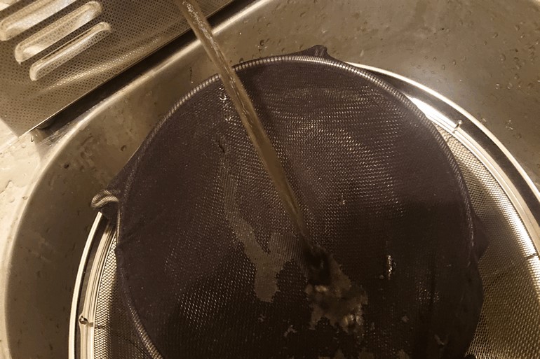 超音波洗浄して汚れた水を入れ替える画像