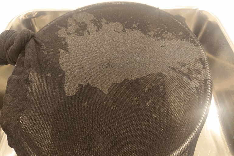 超音波洗浄して汚れた水を入れ替える画像