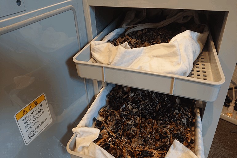 洗浄して乾燥機に入れる遺骨の画像