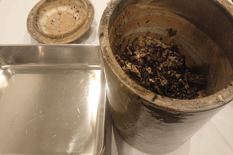 汚れた遺骨と骨壺の内部画像