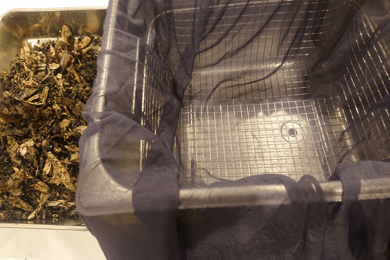 超音波洗浄機で遺骨を洗浄する準備画像