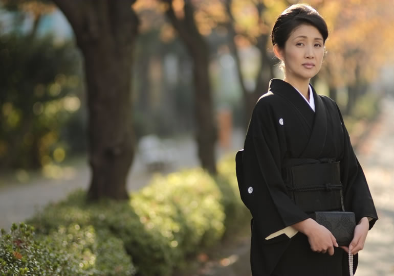 喪服姿で悲しい目をした女性