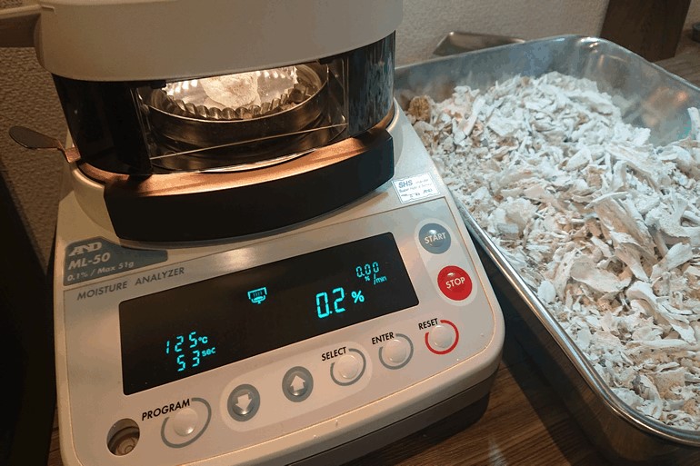 遺骨の水分を検査する機材