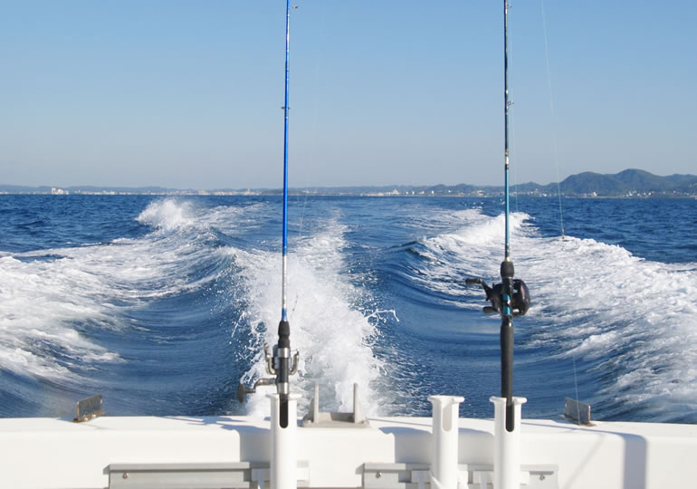 散骨と釣りを同時に行う漁船