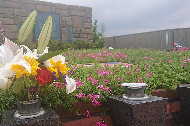 花が供えられた花壇型の樹木葬霊園