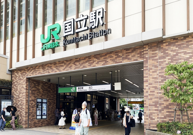 東京都国立市の大学通りに広がる桜並木